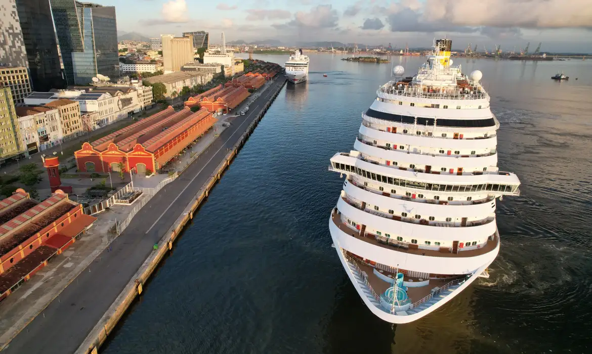Governo Lula gasta milhões para hospedar elite global em navios de luxo longe da realidade brasileira.