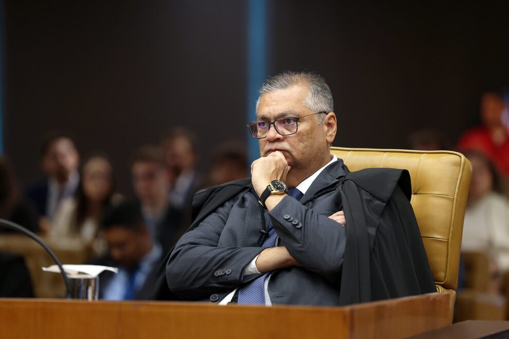 Flávio Dino barra decisões estrangeiras e blinda aliados do STF contra sanções internacionais.