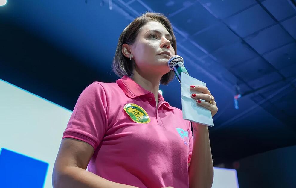 Michelle desmonta a diplomacia fracassada de Lula e denuncia perseguição à direita.